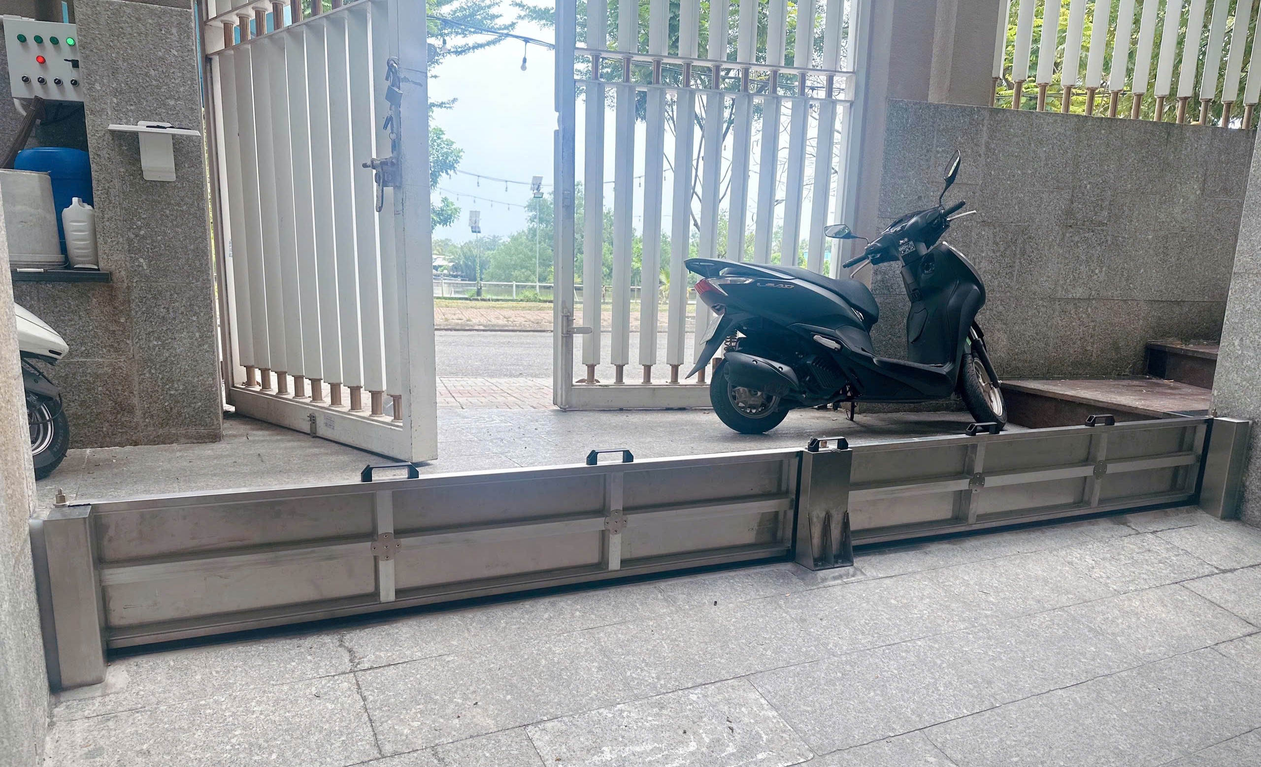 cửa chống ngập giá rẻ