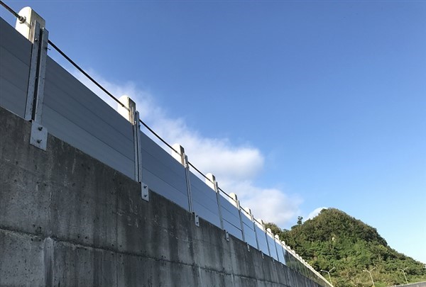 lắp đặt cửa chắn nước tràn vào nhà