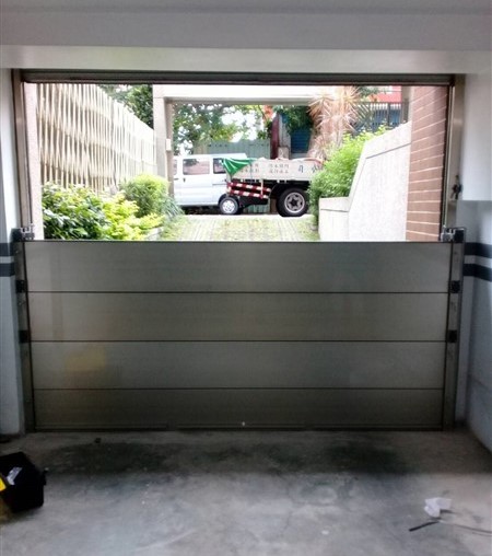 lắp đặt vách ngăn chống ngập cửa chính