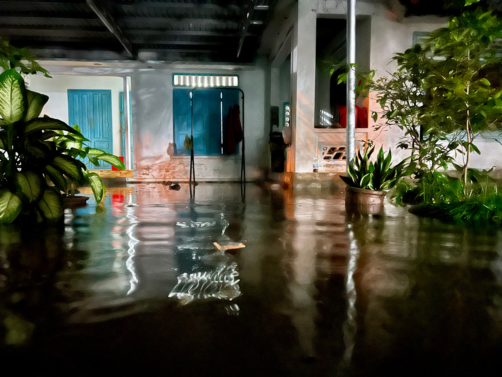 nước tràn vào nhà là điềm gì