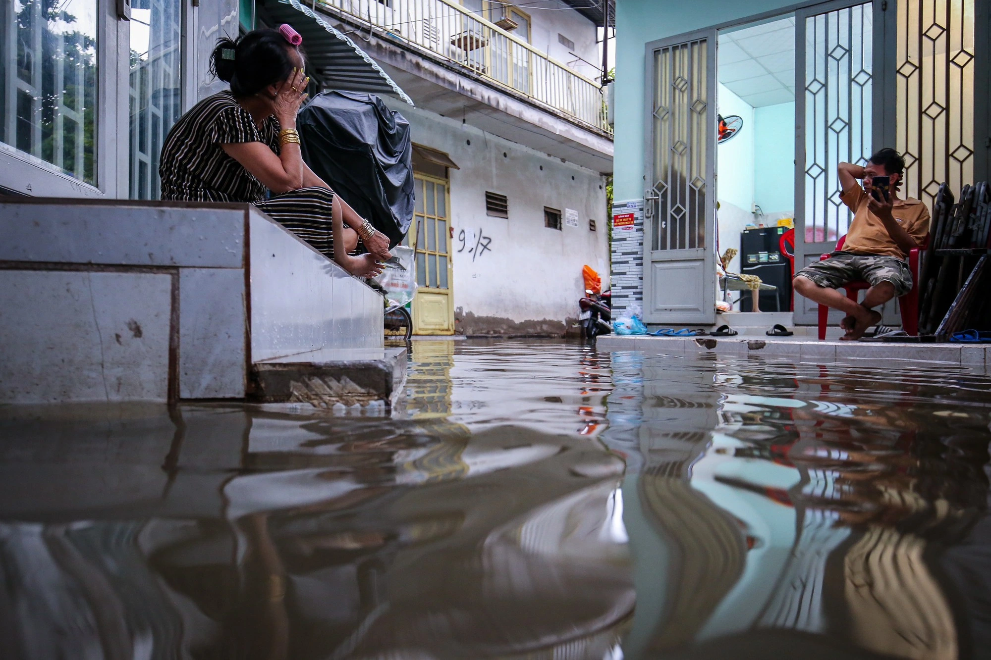 nước tràn vào nhà là điềm gì